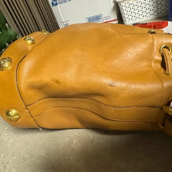 ❌SOLD❌ Salvatore Ferragamo Leather Drawstring Shoulder Bag - Picture 5 of 7